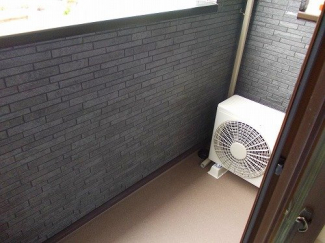 暖かな日差しのふりそそぐバルコニー