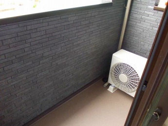 暖かな日差しのふりそそぐバルコニー