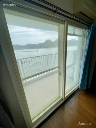 寝室には二重サッシが設置されております。