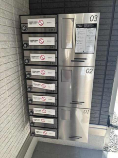 宅配ロッカーと郵便ポスト