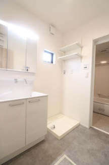 【施工例】注文住宅でも人気の３面鏡を採用！ミラー裏に収納でき