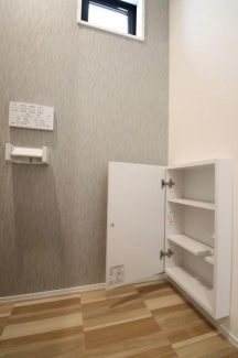 トイレには便利な収納付き♪