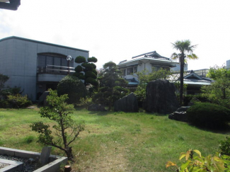 庭から左奥に倉庫あり