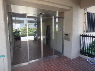 落ち着いたエントランスです