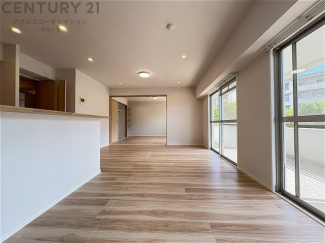 リビングダイニングは家族や友人とのコミュニケーションを楽しむ場所でくつろぎながら食事や会話を楽しめ、多目的に利用できリラックスできる空間です。家庭内の中心として機能し、快適な生活をサポートします。
