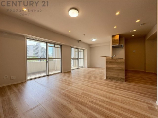 南側には大きな窓が設置されており、明るく開放的な空間となっております。