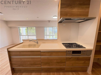 シンプルなデザインと使いやすさを兼ね備えた対面式システムキッチンは、効率的な作業スペースを提供し、家族やゲストとのコミュニケーションを促進します。
