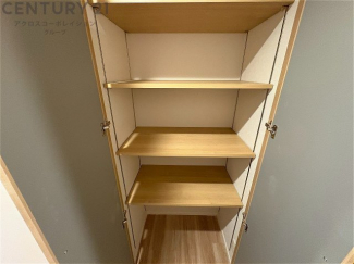 棚付きの収納スペースです