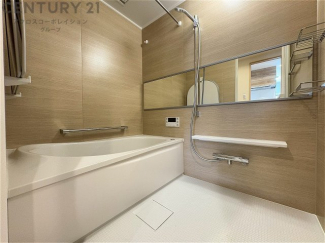 ユニットバスは省スペースでありながら、シンプルな設計と使いやすさを備え、簡便なメンテナンスが可能です。またミラー・小物置き場もあり便利です。
