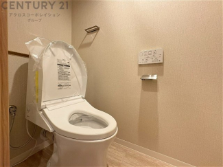 温水洗浄便座付トイレは温水洗浄機能により、暖かい水でおしりを洗浄することができ、冷たい水を使う従来の便座に比べ、温水洗浄機能で暖かいトイレを提供し、快適な使用を可能にします。
