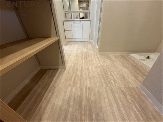 衣服の収納や脱ぎ着や整理整頓がしやすく、湿った衣類を乾燥させるスペースがありカビや臭いの発生を防ぎます。床の汚れを他の部屋に持ち込まず清潔を保つことができます。また快適な入浴環境の整備にも役立ちます。