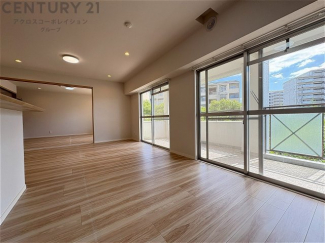 キッチン前のダイニングスペース　カウンターキッチンから料理の受け渡し等に便利です。ダイニングセットを置いても十分な広さを確保。
