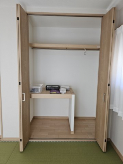 長い服もかけられるように半分だけ棚になっています
