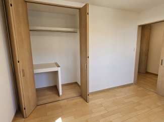 全てのお部屋の収納が丈が短い服も長い服もかけられるように考えられています