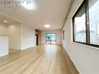 リビングダイニングは家族や友人とのコミュニケーションを楽しむ場所でくつろぎながら食事や会話を楽しめ、多目的に利用できリラックスできる空間です。家庭内の中心として機能し、快適な生活をサポートします。
