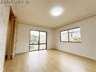 二面採光で明るいリビングスペース。