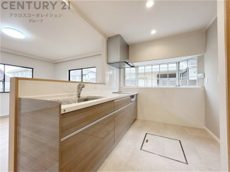 シンプルなデザインと使いやすさを兼ね備えた対面式システムキッチンは、効率的な作業スペースを提供し、家族やゲストとのコミュニケーションを促進します。
