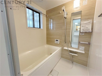 ユニットバスは省スペースでありながら、シンプルな設計と使いやすさを備え、簡便なメンテナンスが可能です。窓付きで換気にも便利です。またミラー・小物置き場もあり便利です。
