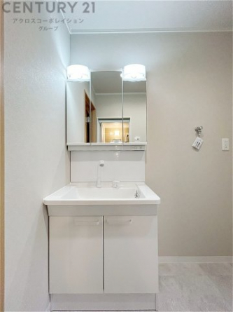 化粧品や洗顔料、歯ブラシなどの必需品をまとめて置ける収納スペースがあり、使用するたびに取り出す手間が省けます。また、水回りのため、濡れても大丈夫な素材が使用されており、お手入れが簡単です。
