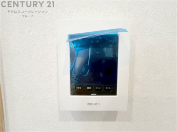 訪問者が来たときにテレビ画面で確認できるため、安心してドアを開けられます。録画機能があるものもあり、留守中に来訪者を記録しておくことができます。利便性が高く、セキュリティ面でも安心です。
