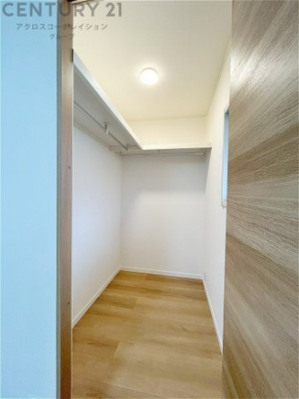 収納力が高く洋服や小物を整理しやすく、更衣室のように使え、部屋がすっきり保てます。収納の配置を自由に調整でき、換気性が良く防湿・防虫対策も可能。快適で機能的な生活空間を実現できます♪
