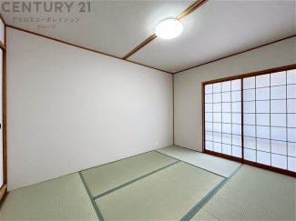 来客時の寝室や家事スペースなど、多目的に使える和室。畳ならではの柔らかさと調湿性で、季節を問わず快適に過ごせる便利な一部屋です。
