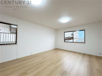 明るい色合いのフローリングとクロスを使用した洋室は家具やインテリアとも調和しやすく空間が広く感じられ開放感を生み出します。自然光を効果的に反射し、室内を明るく保つため、日中の照明使用を抑えられます。
