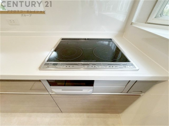 IHクッキングヒーターは高速で加熱し省エネで使いやすいく火を使わないため安全で、清掃も簡単です。調理制御がしやすく、食材を均等に加熱できます。
