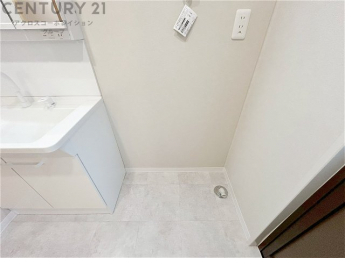 洗濯物の仕分け作業がしやすく、整理整頓が容易になります。洗濯音や湿気を他の部屋に持ち込まず、生活環境を快適に保ちます。上部を活用すれば収納スペースを確保でき洗剤や洗濯用品の整理もしやすくなります。
