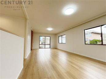 キッチン前のダイニングスペース　カウンターキッチンから料理の受け渡し等に便利です。ダイニングセットを置いても十分な広さを確保。
