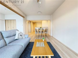 リビングダイニングは家族や友人とのコミュニケーションを楽しむ場所でくつろぎながら食事や会話を楽しめ、多目的に利用できリラックスできる空間です。家庭内の中心として機能し、快適な生活をサポートします。
