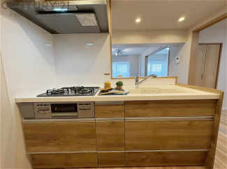 シンプルなデザインと使いやすさを兼ね備えた対面式システムキッチンは、効率的な作業スペースを提供し、家族やゲストとのコミュニケーションを促進します。
