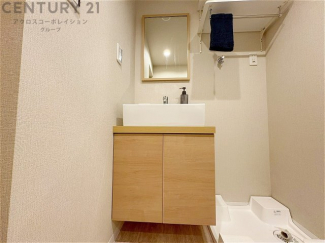 化粧品や洗顔料、歯ブラシなどの必需品をまとめて置ける収納スペースがあり、使用するたびに取り出す手間が省けます。また、水回りのため、濡れても大丈夫な素材が使用されており、お手入れが簡単です。
