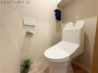 温水洗浄便座付トイレは温水洗浄機能により、暖かい水でおしりを洗浄することができ、冷たい水を使う従来の便座に比べ、温水洗浄機能で暖かいトイレを提供し、快適な使用を可能にします。
