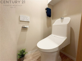 温水洗浄便座付トイレは温水洗浄機能により、暖かい水でおしりを洗浄することができ、冷たい水を使う従来の便座に比べ、温水洗浄機能で暖かいトイレを提供し、快適な使用を可能にします。
