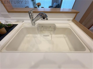 大きなシンクでお鍋などの大きな調理器具を洗う際にも便利です。
