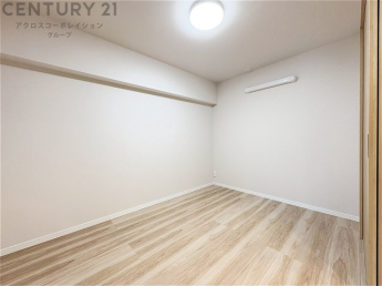 リラックスできるプライベート空間で、快適な睡眠をサポート。個人の好みに合わせたインテリアや寝具で心地良さを追求。プライベートな時間を過ごし、リフレッシュする場所におすすめです。
