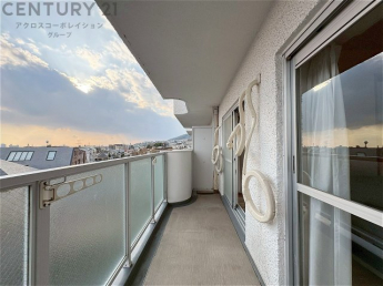 南向きバルコニーは日照が豊富で温暖な陽光を受けられ、植物の育成やリラックススペースとして活用可能です。洗濯物の乾燥が速く、快適な生活環境を提供。自然の光を取り込み、室内を明るくしてくれます。
