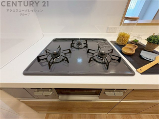 多数の調理器具を同時に使用でき、料理の効率化が可能。省エネで節約になり、様々な料理スタイルに適応できます。また、火力調整が独立しており、手入れや掃除もしやすく、今よりもっとお料理が楽しくなるかも。
