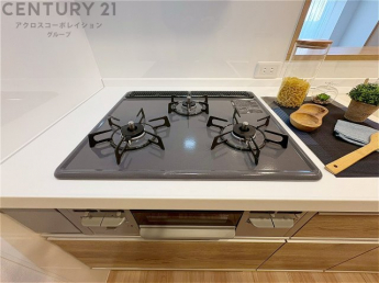 多数の調理器具を同時に使用でき、料理の効率化が可能。省エネで節約になり、様々な料理スタイルに適応できます。また、火力調整が独立しており、手入れや掃除もしやすく、今よりもっとお料理が楽しくなるかも。
