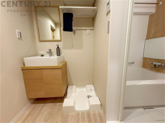 洗濯物の仕分け作業がしやすく、整理整頓が容易になります。洗濯音や湿気を他の部屋に持ち込まず、生活環境を快適に保ちます。上部を活用すれば収納スペースを確保でき洗剤や洗濯用品の整理もしやすくなります。
