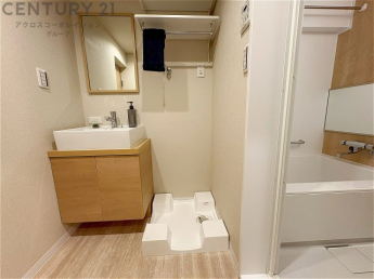 洗濯物の仕分け作業がしやすく、整理整頓が容易になります。洗濯音や湿気を他の部屋に持ち込まず、生活環境を快適に保ちます。上部を活用すれば収納スペースを確保でき洗剤や洗濯用品の整理もしやすくなります。
