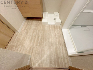 衣服の収納や脱ぎ着や整理整頓がしやすく、湿った衣類を乾燥させるスペースがありカビや臭いの発生を防ぎます。床の汚れを他の部屋に持ち込まず清潔を保つことができます。また快適な入浴環境の整備にも役立ちます。