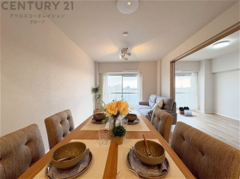 キッチン前のダイニングスペース　カウンターキッチンから料理の受け渡し等に便利です。ダイニングセットを置いても十分な広さを確保。
