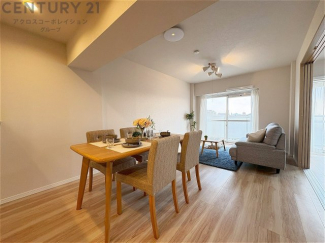 リビングダイニングは家族や友人とのコミュニケーションを楽しむ場所でくつろぎながら食事や会話を楽しめ、多目的に利用できリラックスできる空間です。家庭内の中心として機能し、快適な生活をサポートします。
