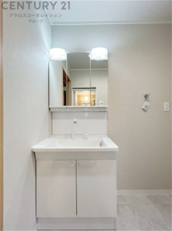 化粧品や洗顔料、歯ブラシなどの必需品をまとめて置ける収納スペースがあり、使用するたびに取り出す手間が省けます。また、水回りのため、濡れても大丈夫な素材が使用されており、お手入れが簡単です。
