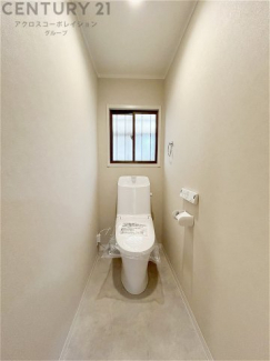 温水洗浄便座付トイレは温水洗浄機能により、暖かい水でおしりを洗浄することができ、冷たい水を使う従来の便座に比べ、温水洗浄機能で暖かいトイレを提供し、快適な使用を可能にします。
