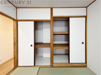 押入れは季節の衣類、寝具などを収納できます。伝統的な美しさと実用性が融合し、収納物を保護する調湿・換気効果があります。使い方によっては書類や小物なども効果的に整理でき空間を有効活用できます。
