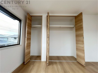 衣類やアクセサリー、小物類の収納が便利で整理整頓がしやすく、部屋の美観を保ちつつ、スペースを最大限に活用できます。衣服のしわやダメージを防ぎ、長持ちさせることができます。
