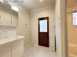 衣服の収納や脱ぎ着や整理整頓がしやすく、湿った衣類を乾燥させるスペースがありカビや臭いの発生を防ぎます。床の汚れを他の部屋に持ち込まず清潔を保つことができます。また快適な入浴環境の整備にも役立ちます。